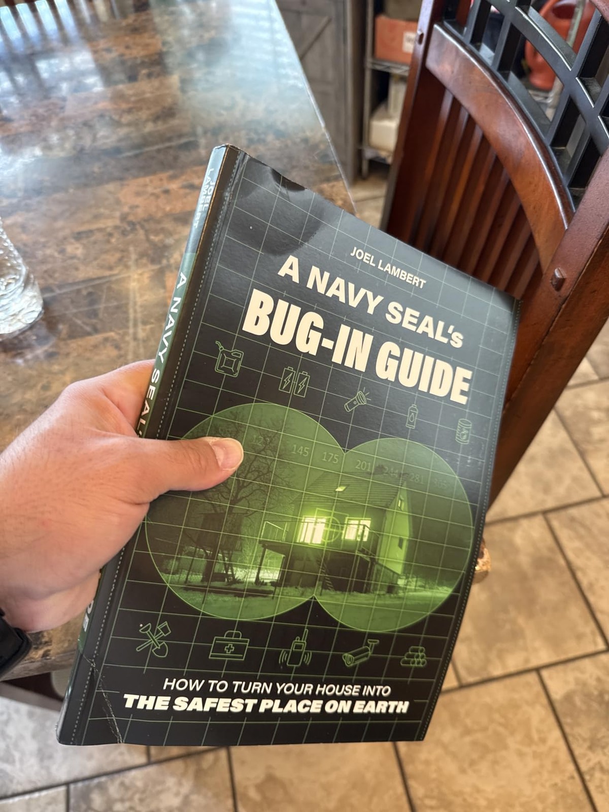 A Navy SEAL&rsquo;s Bug-In Guide Book – Survival Home Defense Prepping Strategy – Used