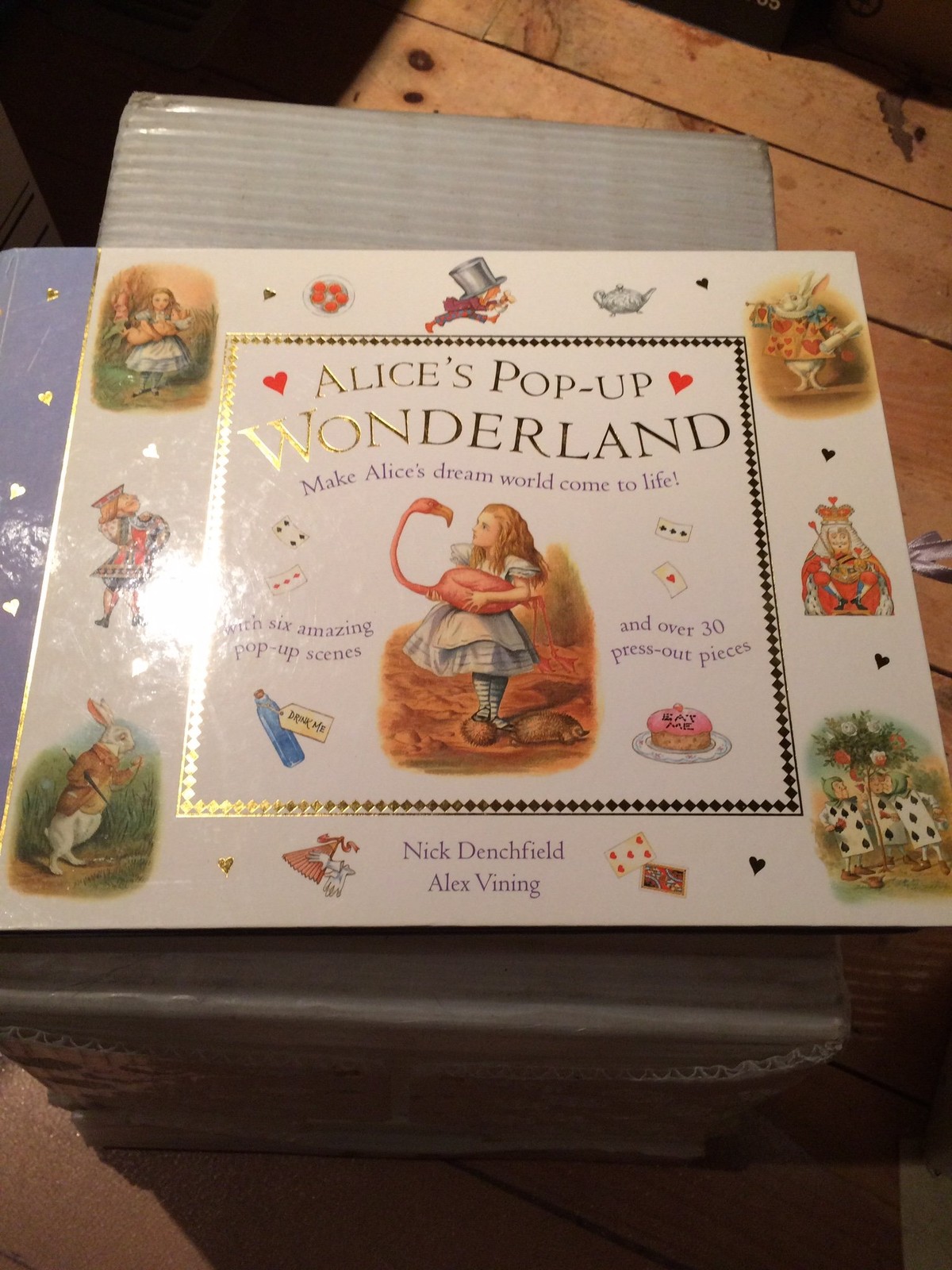 Alice&rsquo;s Pop-Up Wonderland. Make Alice&rsquo;s dream world come to life!